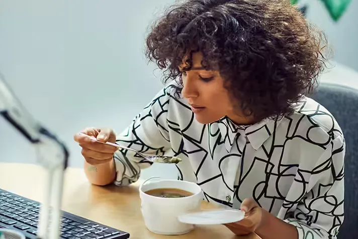 Закажите еду на ее работу
